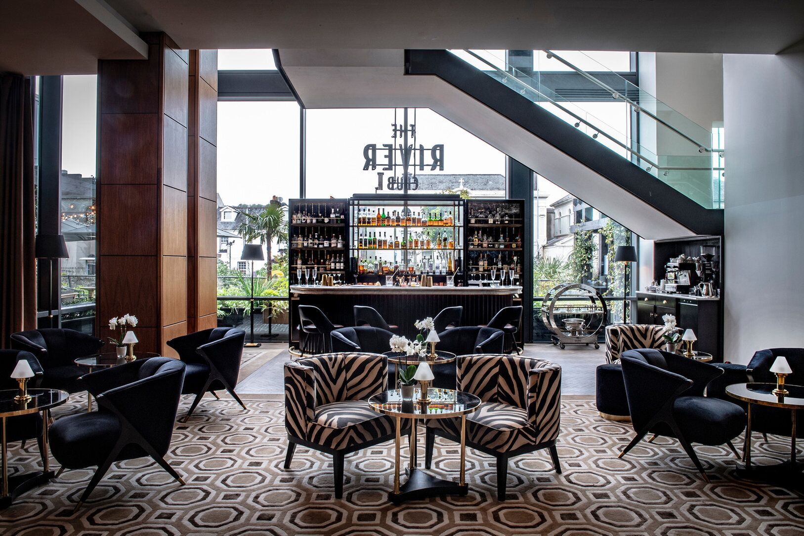 2 bars/lounges, cocktail bar