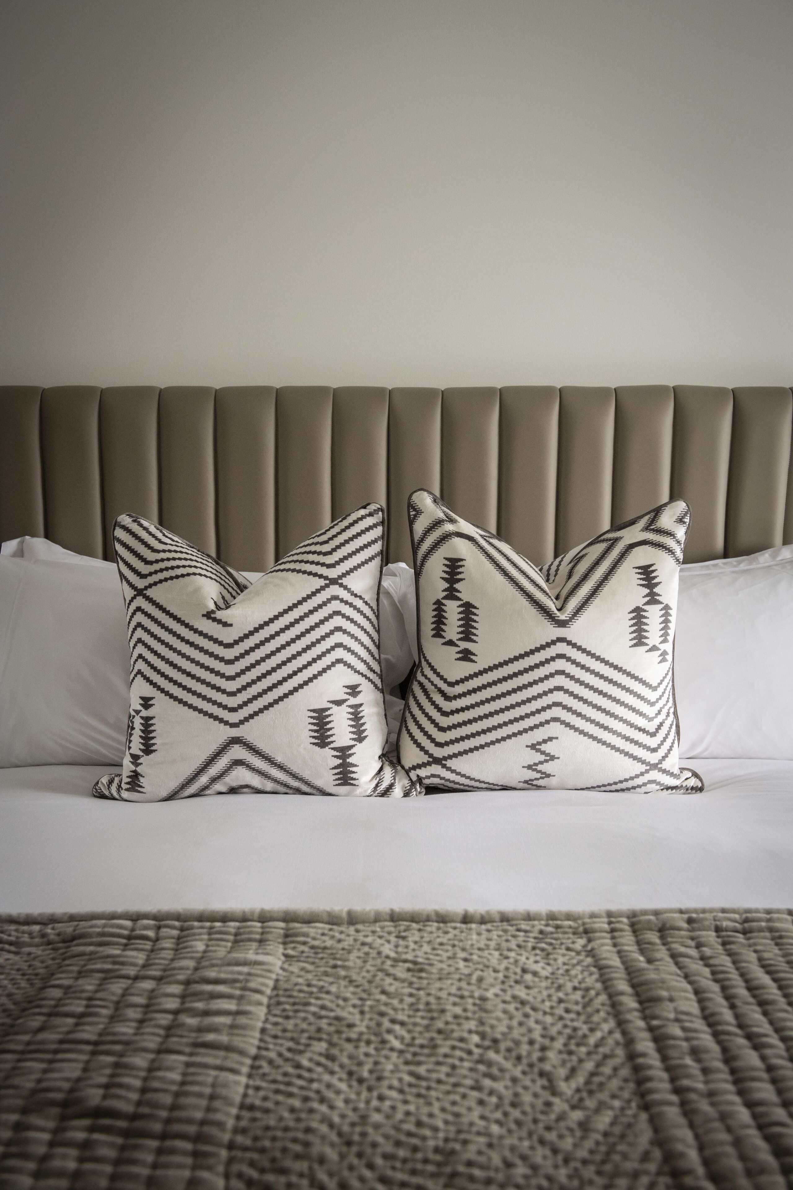 deluxe room, 1 king bed | down duvets, pillow-top beds, minibar, in-room safe