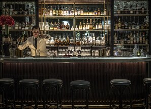 2 bars/lounges, cocktail bar