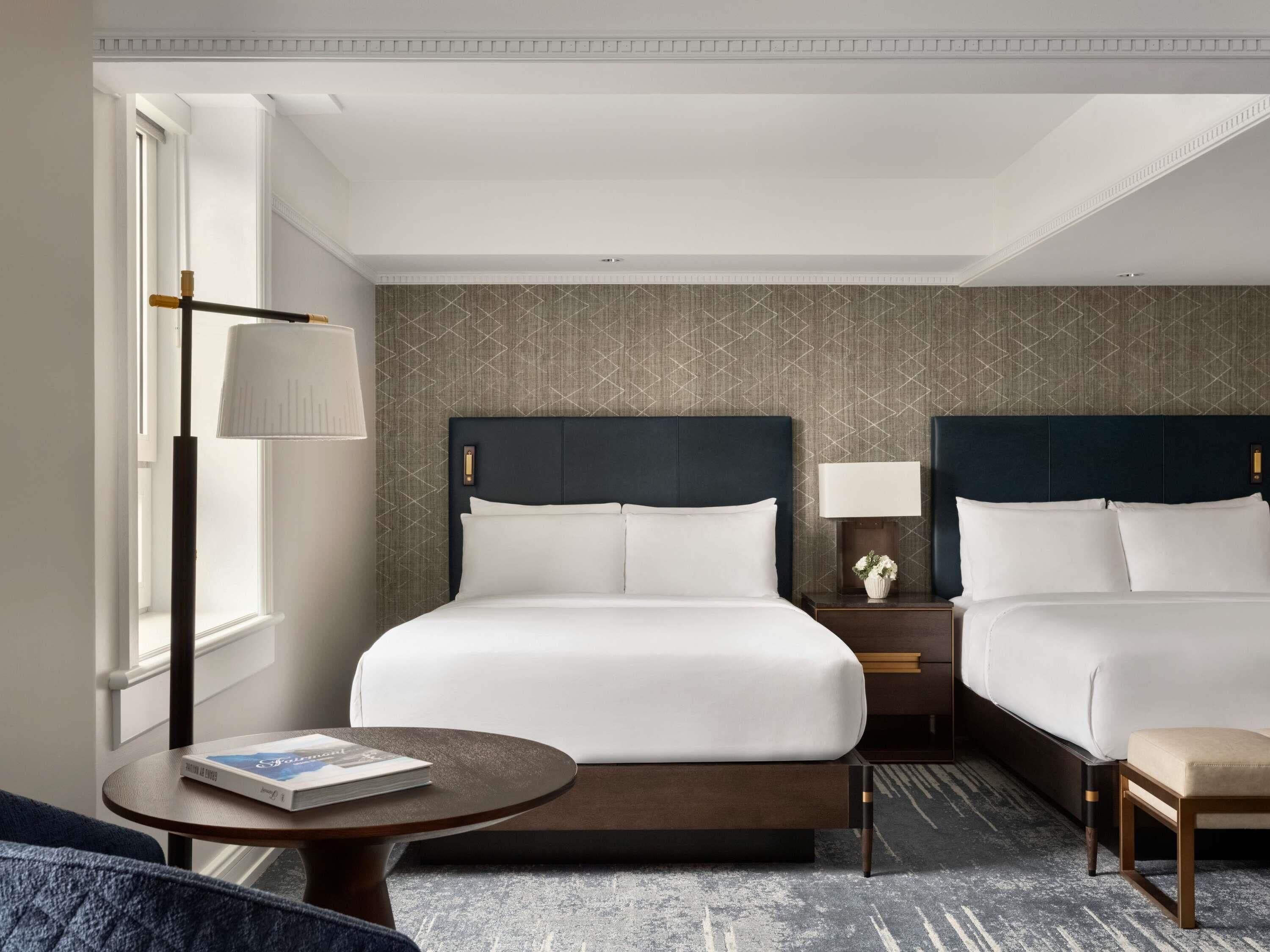 Chambre Deluxe, 2 grands lits | Literie de qualité, couette en duvet, coffre-fort, bureau