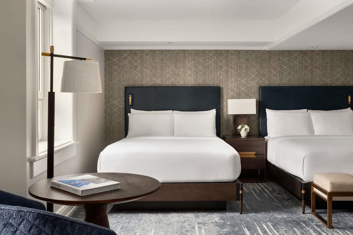 Chambre Deluxe, 2 grands lits | Literie de qualité, couette en duvet, coffre-fort, bureau