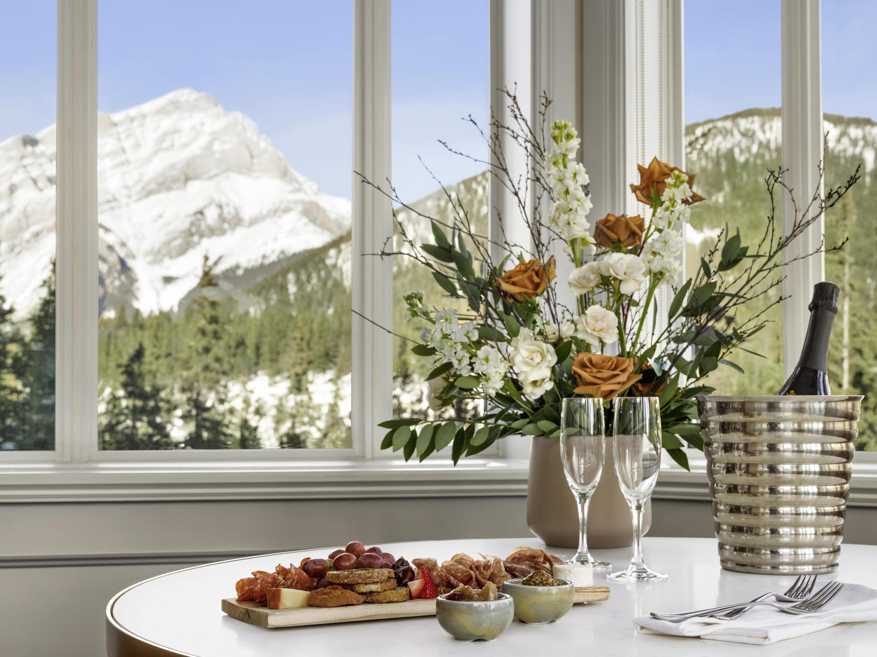 Ylelliset vuodevaatteet, untuvapeitot, tallelokero huoneessa, työpöytä