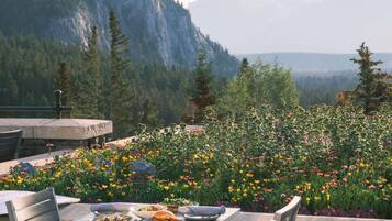 7 restaurants, breakfast, lunch, dinner served; international cuisine