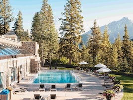 Una piscina techada, una piscina al aire libre