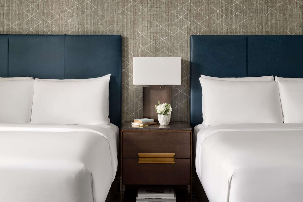 Literie de qualité, couette en duvet, coffre-fort, bureau