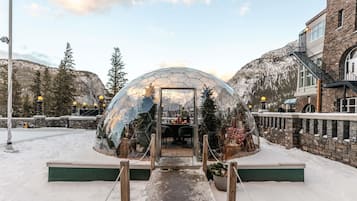 7 restaurants; breakfast, lunch, and dinner served