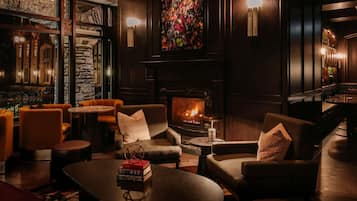 3 bars/lounges