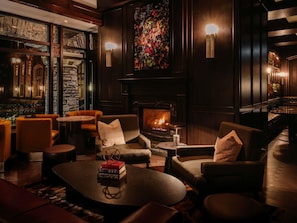 3 bars/lounges