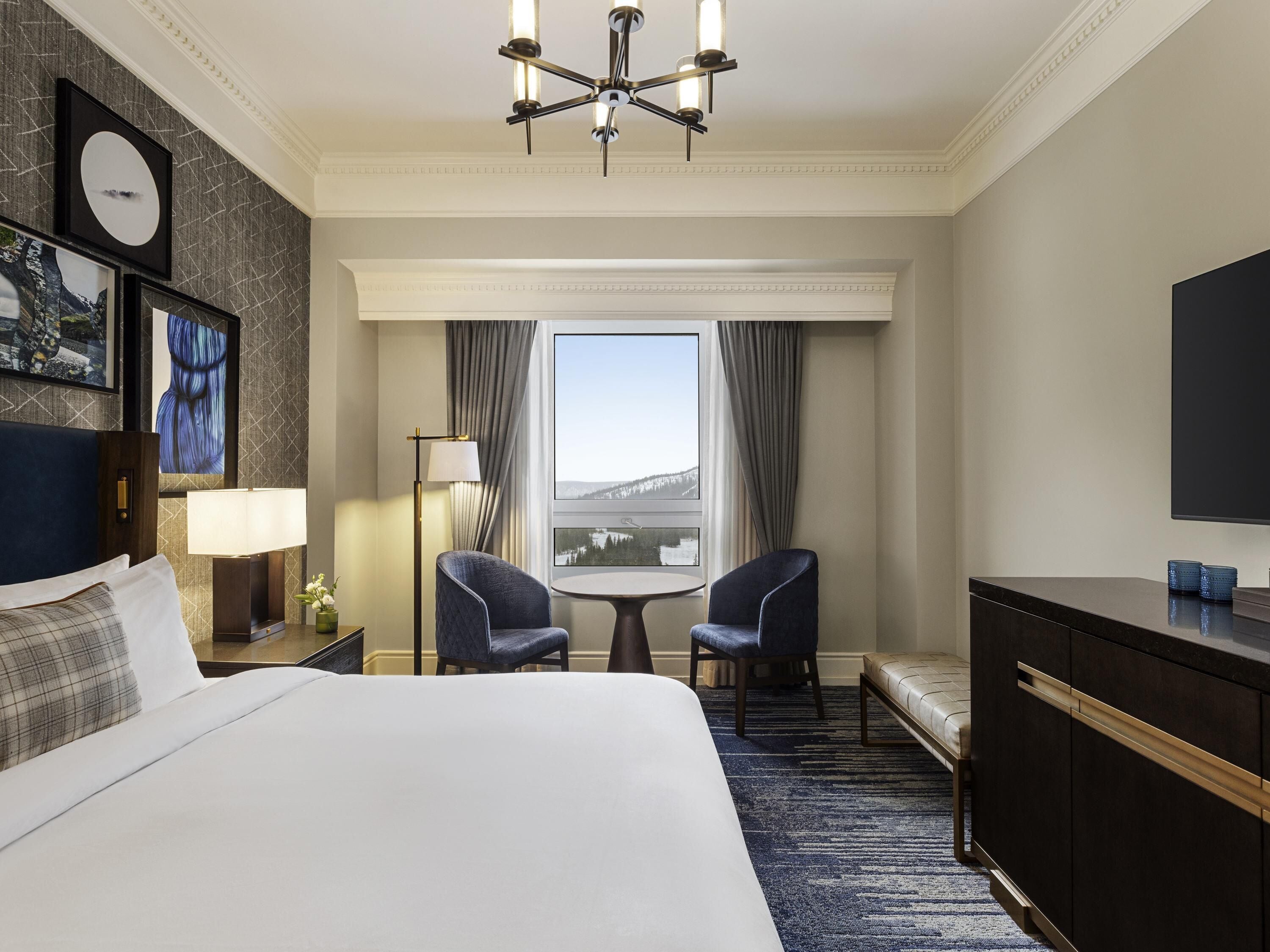 Phòng, 1 giường cỡ queen (Fairmont View) | Bộ đồ giường cao cấp, chăn bông, két bảo mật tại phòng, bàn 