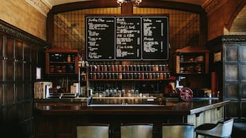 7 restaurants, breakfast, lunch, dinner served; international cuisine