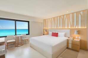 Frigobar (abastecido com itens grátis), cofres nos quartos, escrivaninha