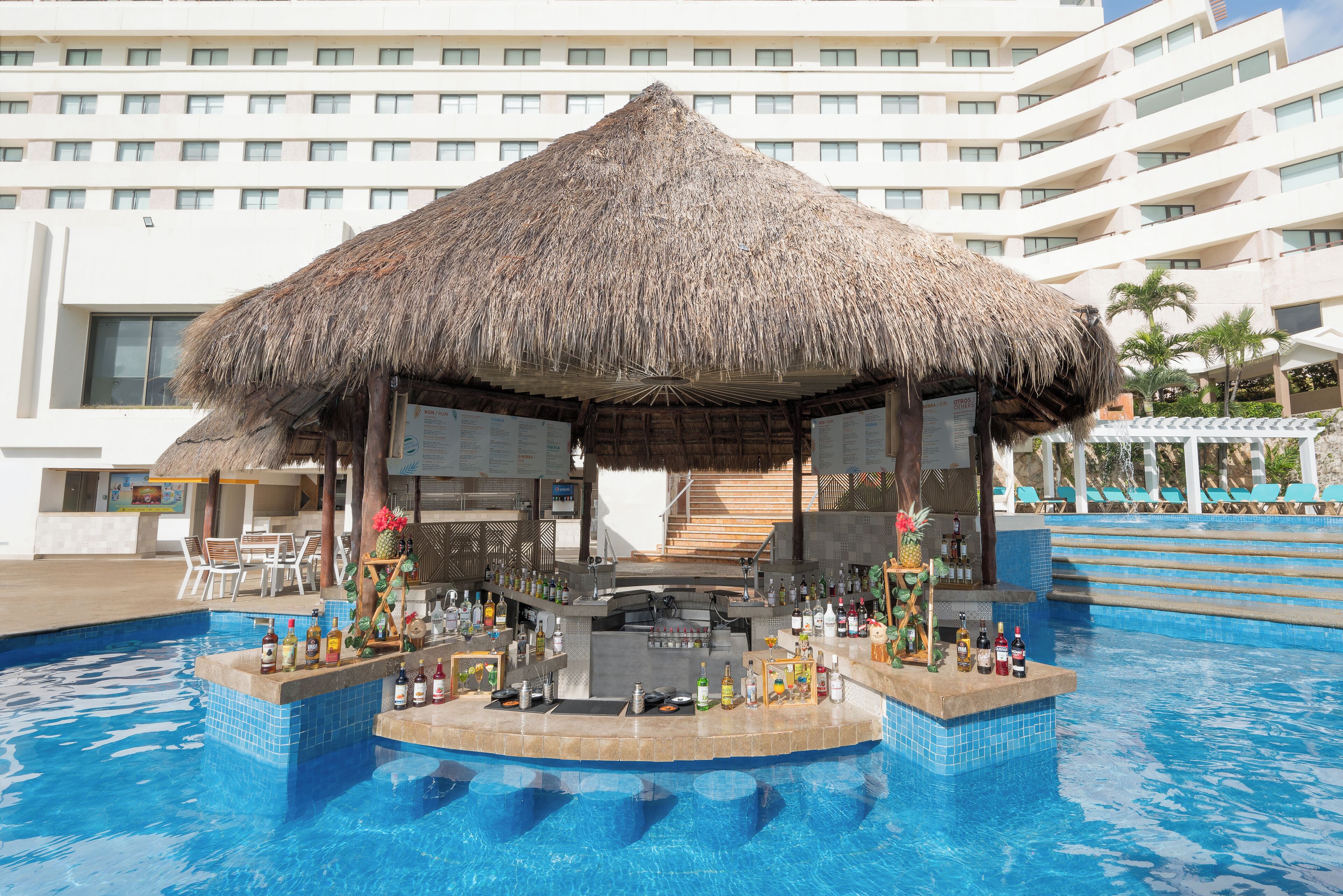 2 bars/lounges, een swim-up bar