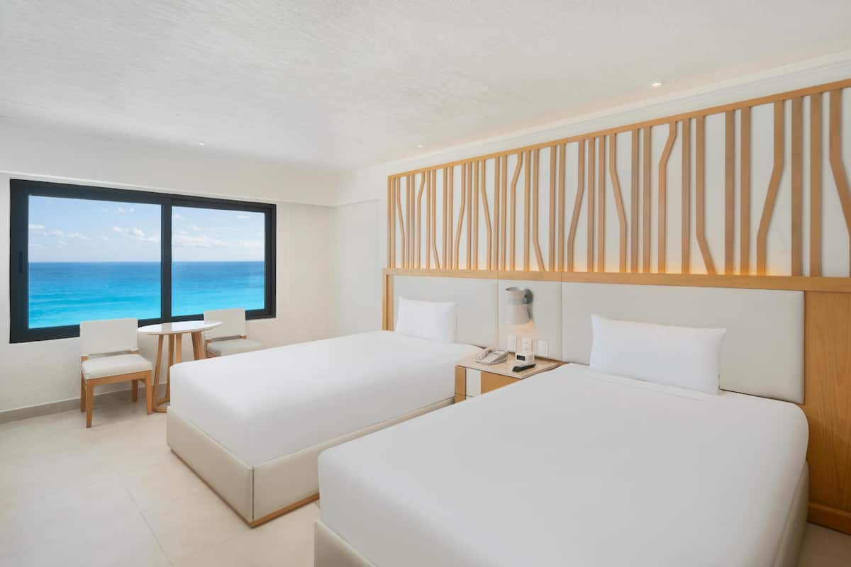 Ücretsiz minibar, odada kasa, masa, güneşlik/perde