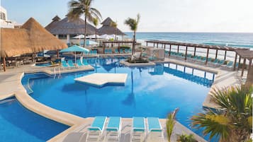 Piscina externa, guarda-sóis, espreguiçadeiras