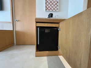 Minibar con artículos gratuitos, caja fuerte, escritorio