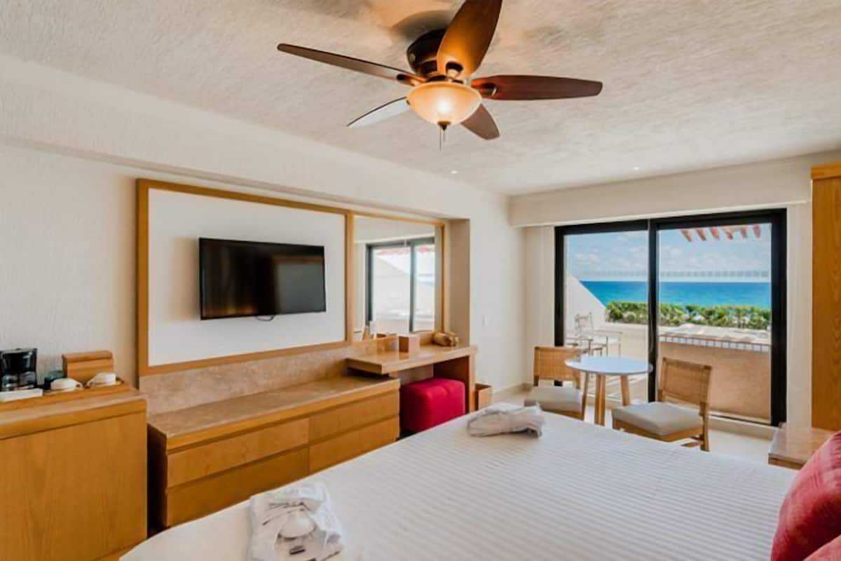 Deluxe Room, Jetted Tub, Ocean View | Free minibar, in-room safe, desk, blackout curtains