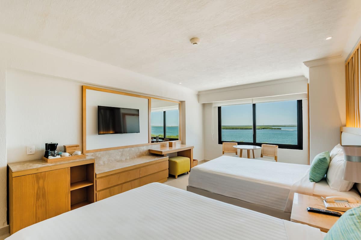 Deluxe Lagoon Room | Free minibar, in-room safe, desk, blackout drapes