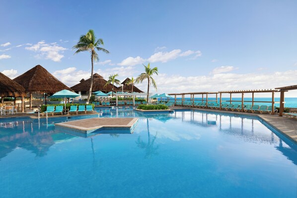 حمّام سباحة خارجي، مظلات على حمّام السباحة، مقاعد للتشمس