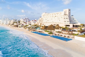 Na praia, areia branca, toalhas de praia