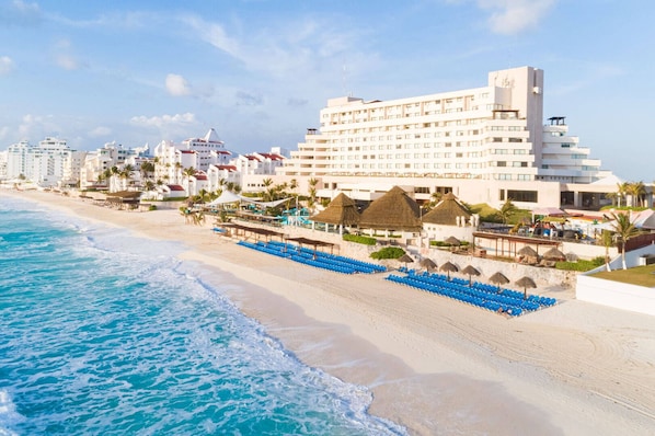 On the beach, white sand, beach towels - Royal Solaris Cancun - All Inclusive (Cancun)