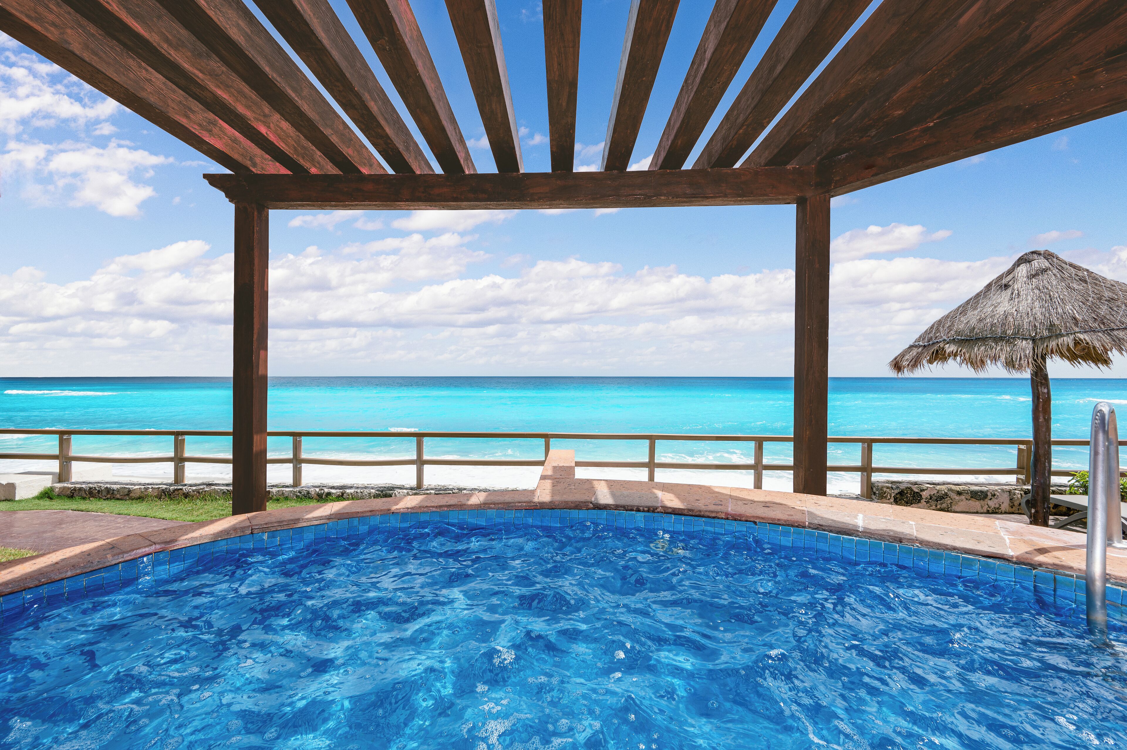 室外游泳池，池畔遮阳伞，日光浴躺椅