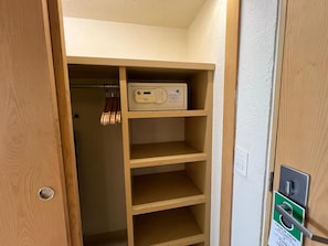 Minibar con artículos gratuitos, caja fuerte, escritorio