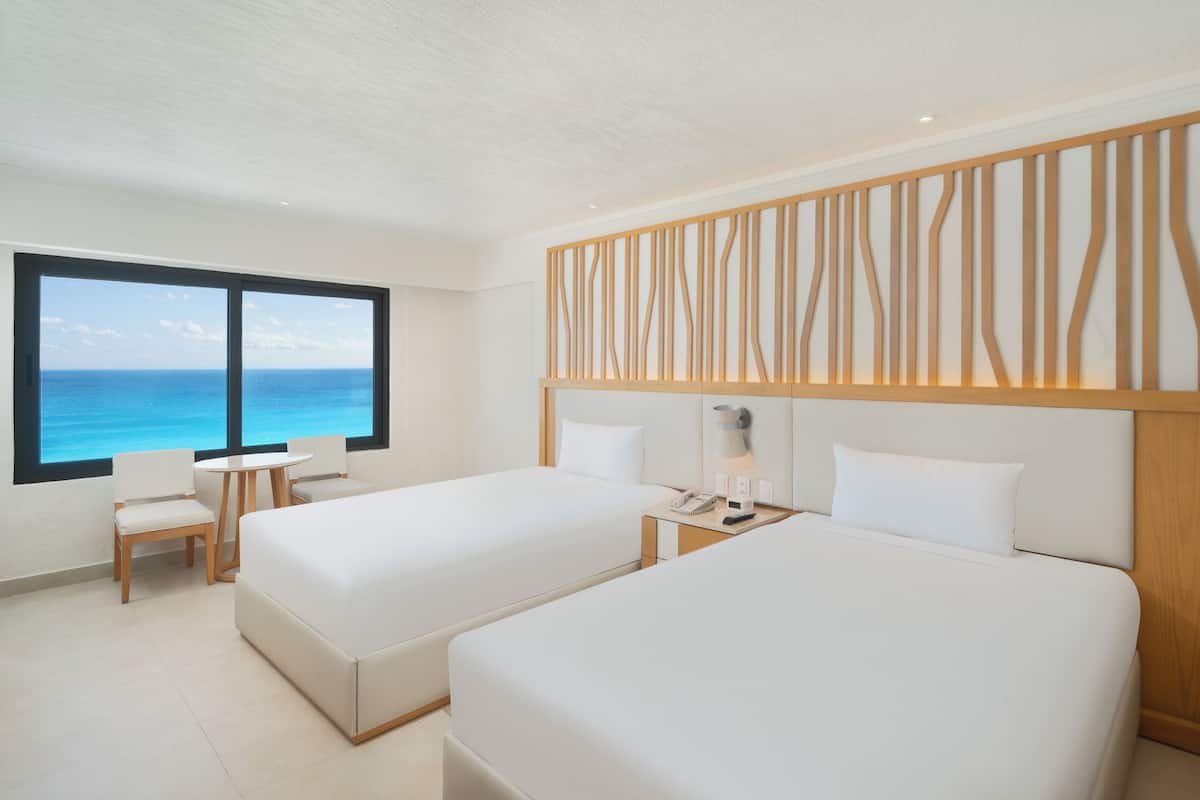 Minibar con artículos gratuitos, caja fuerte, escritorio