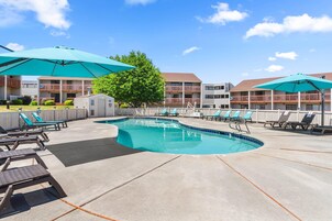 Una piscina al aire libre de temporada