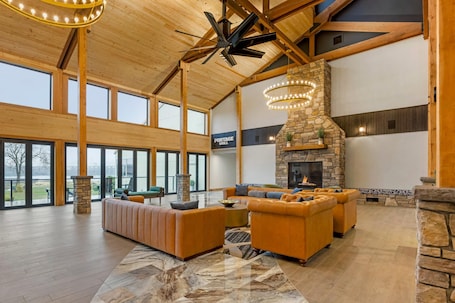 Lobby. Columbia River Hotel and Conference Center, an Ascend Collection Hotel
