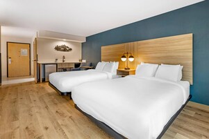 Escritorio, cortinas blackout y tabla de planchar con plancha