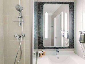 Superior Room, 1 Double Bed | Bathroom | Shower, eco-friendly toiletries, hair dryer, towels