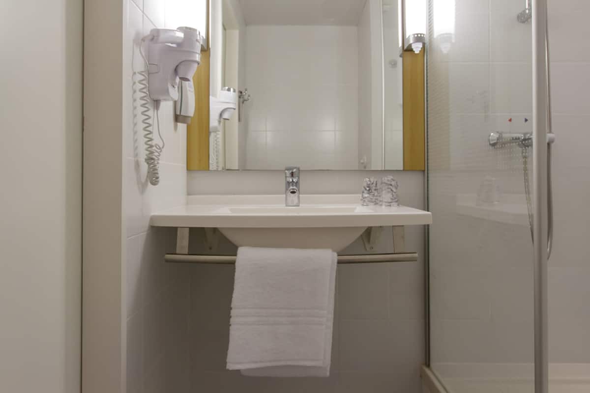 standard twin room, 2 single beds, non smoking | bathroom | shower, eco-friendly toiletries, hair dryer, towels