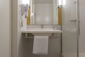 Standard-Zweibettzimmer, 2 Einzelbetten, Nichtraucher | Badezimmer