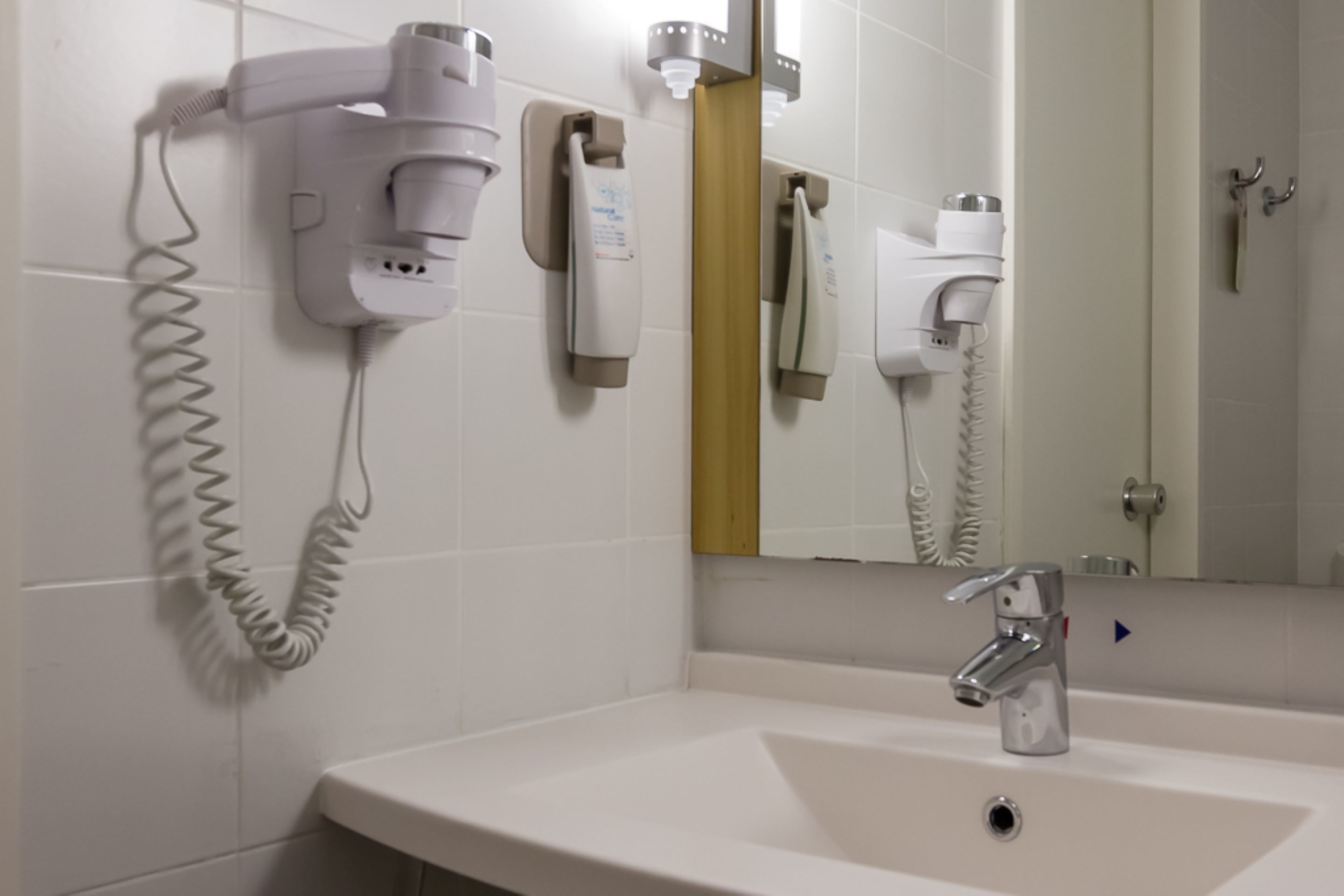 standard double room, 1 double bed, non smoking | bathroom | shower, eco-friendly toiletries, hair dryer, towels