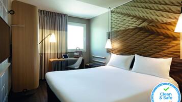 Safe på rommet, skrivebord, strykejern/-brett og wi-fi (inkludert)