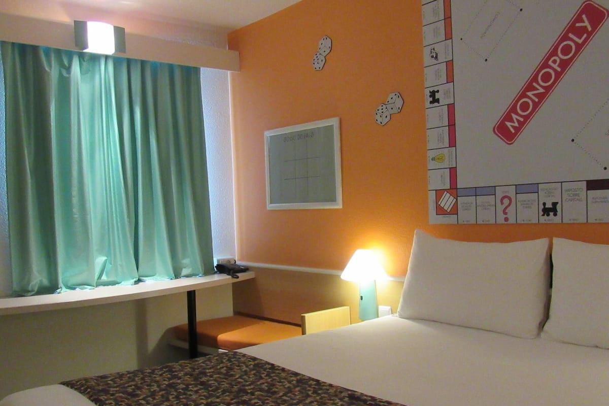 Room, 1 Double Bed | In-room safe, desk, iron/ironing board, free WiFi