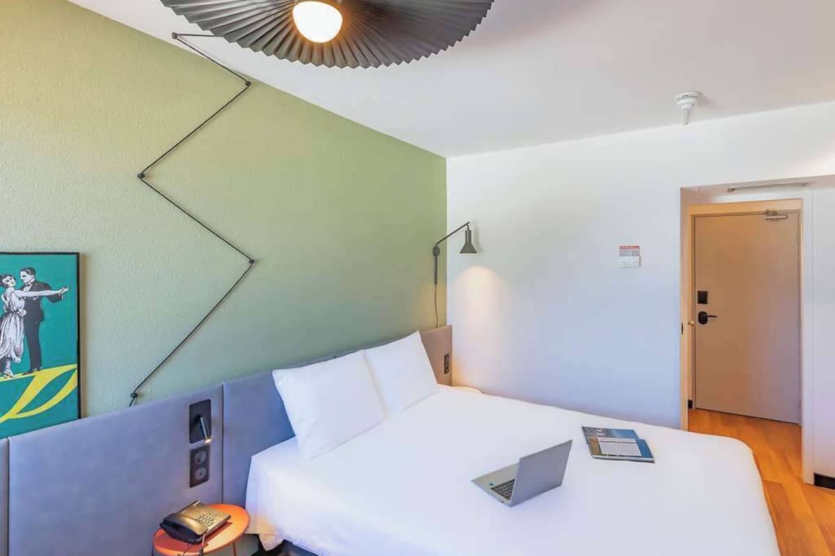 Superior-rum - 1 dubbelsäng | Värdeförvaringsskåp på rummet, skrivbord och strykjärn/strykbräda