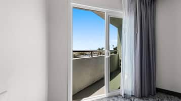 Suite, 1 King Bed, Living Room with Sofa Bed, Ocean View, Non Smoking | Pillowtop beds, in-room safe, desk, laptop workspace