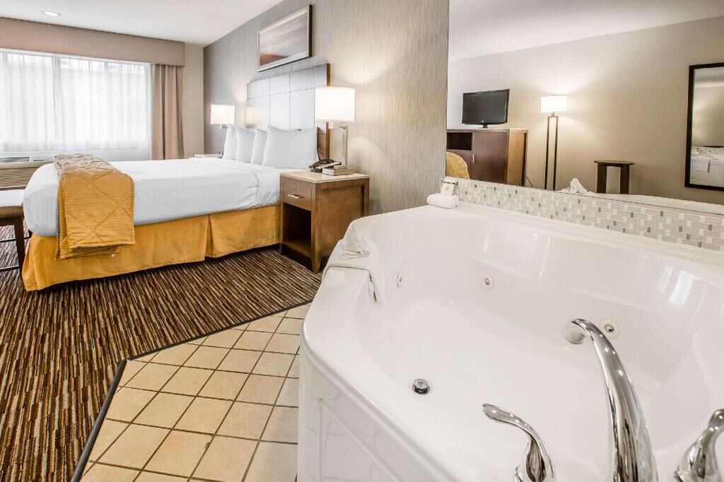 Pillowtop beds, in-room safe, desk, laptop workspace