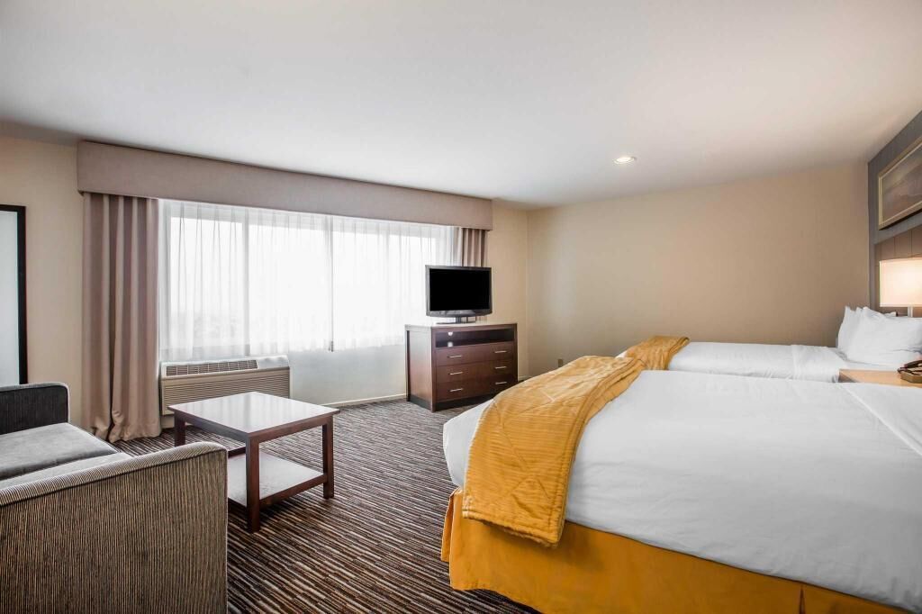 Pillowtop beds, in-room safe, desk, laptop workspace