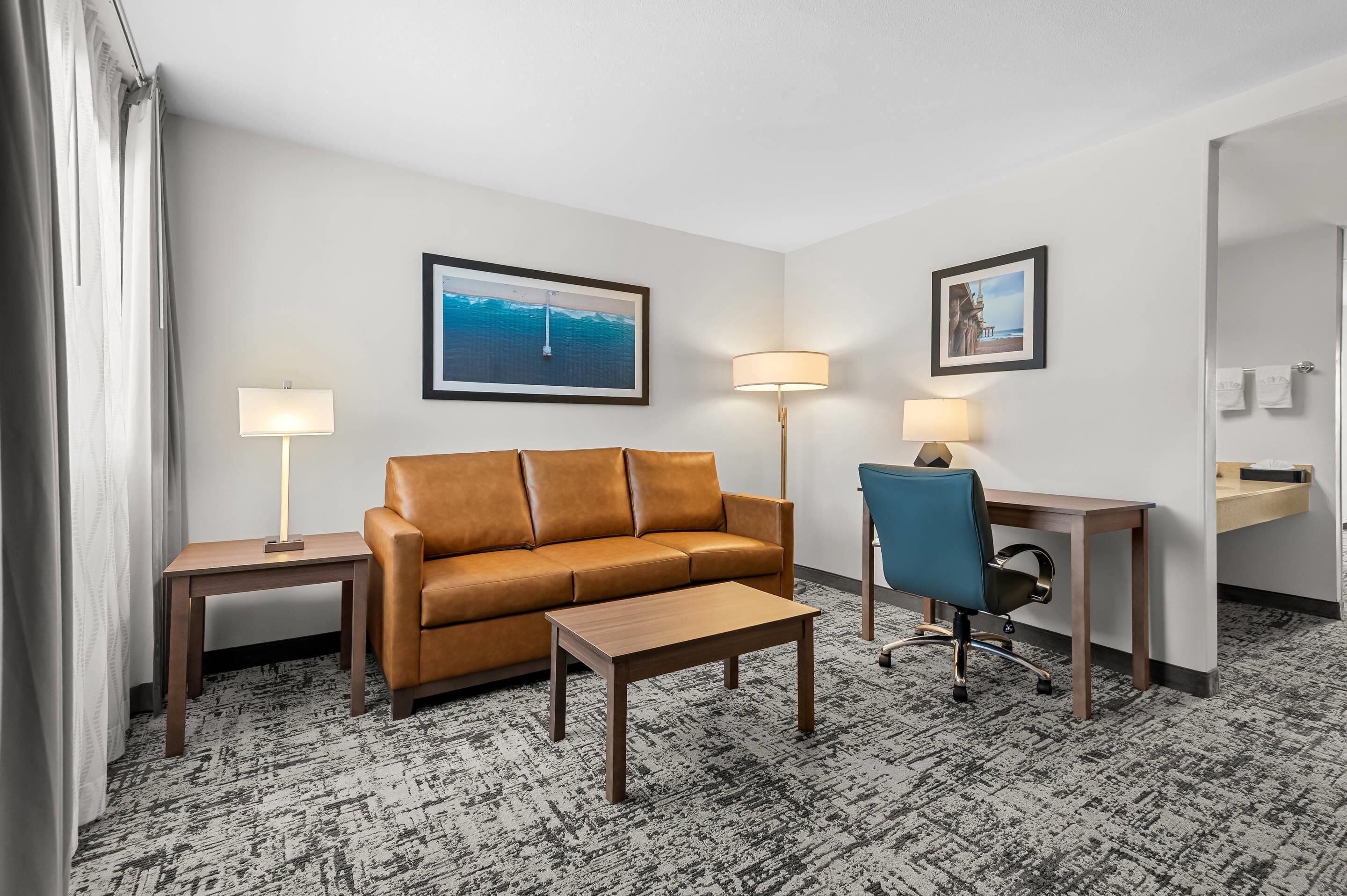 Suite, 1 King Bed, Living Room with Sofa Bed, Ocean View, Non Smoking | Senger med overmadrass, safe på rommet og skrivebord