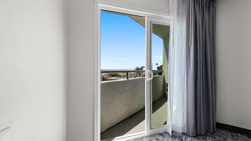 Suite, 1 King Bed, Living Room with Sofa Bed, Ocean View, Non Smoking | Pillowtop beds, in-room safe, desk, laptop workspace