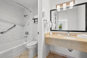 Habitación Business | Colchones con acolchado adicional, caja fuerte, escritorio