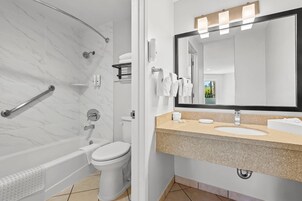 Quarto empresarial | Camas com colchões pillow-top, cofres nos quartos, escrivaninha