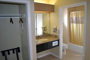Hair dryer, towels, soap, shampoo - Miramar Inn (Half Moon Bay)