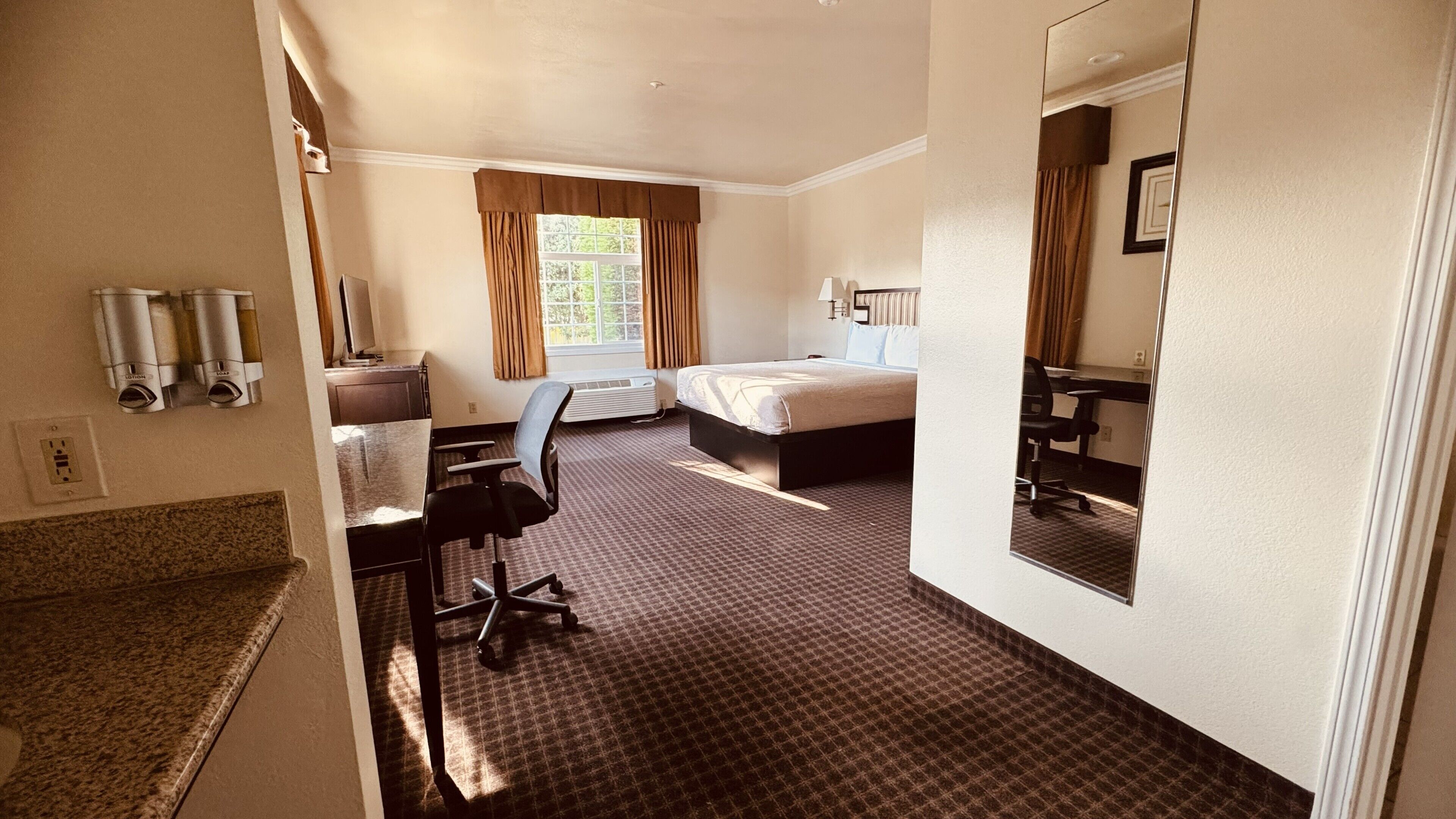 Standard Room, 1 King Bed | Iron/ironing board, free WiFi, bed sheets