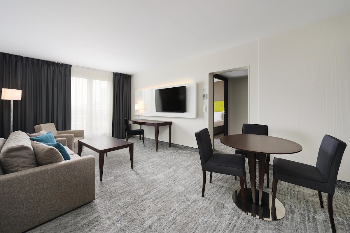 Family Suite | Minibar, in-room safe, desk, blackout drapes