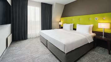 Family Suite | Minibar, in-room safe, desk, blackout drapes