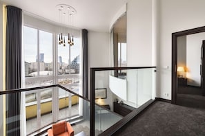 Minibar, Zimmersafe, Schreibtisch, Verdunkelungsvorhänge