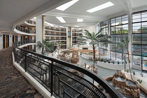 Embassy Suites by Hilton Phoenix Biltmore
